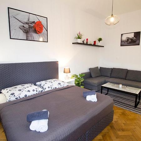 Exlusive Apartment Paris Style Прага Екстериор снимка