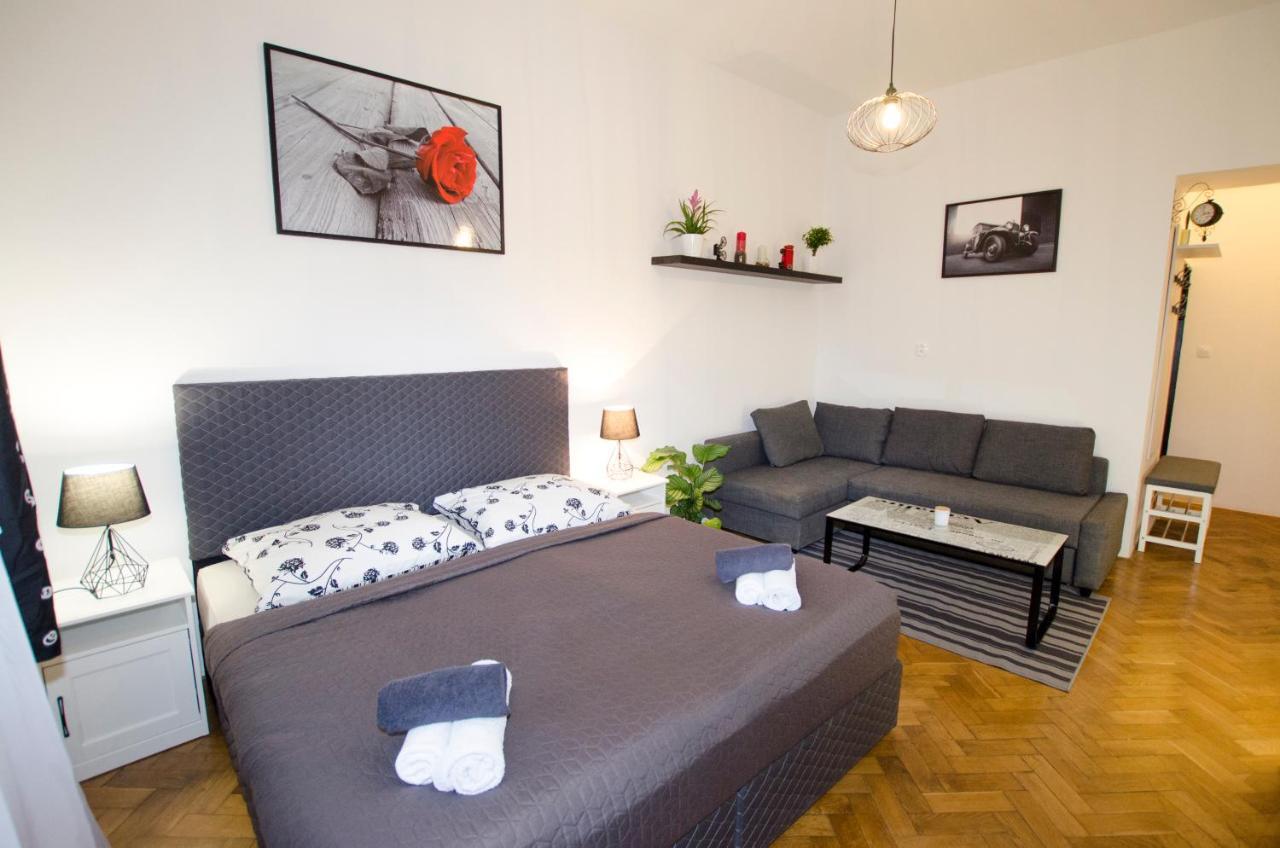 Exlusive Apartment Paris Style Прага Екстериор снимка