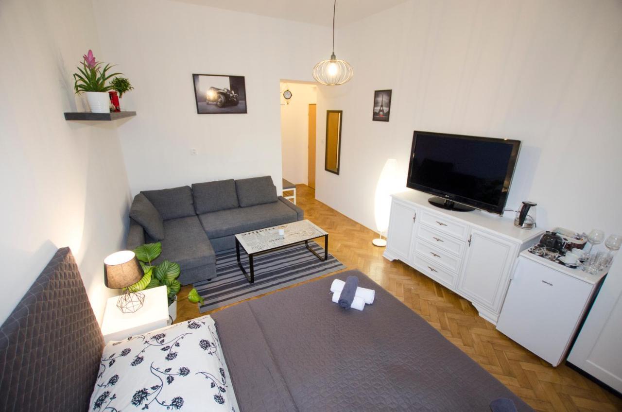 Exlusive Apartment Paris Style Прага Екстериор снимка
